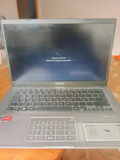 Laptop ASUS con teclado numérico - miniatura 1