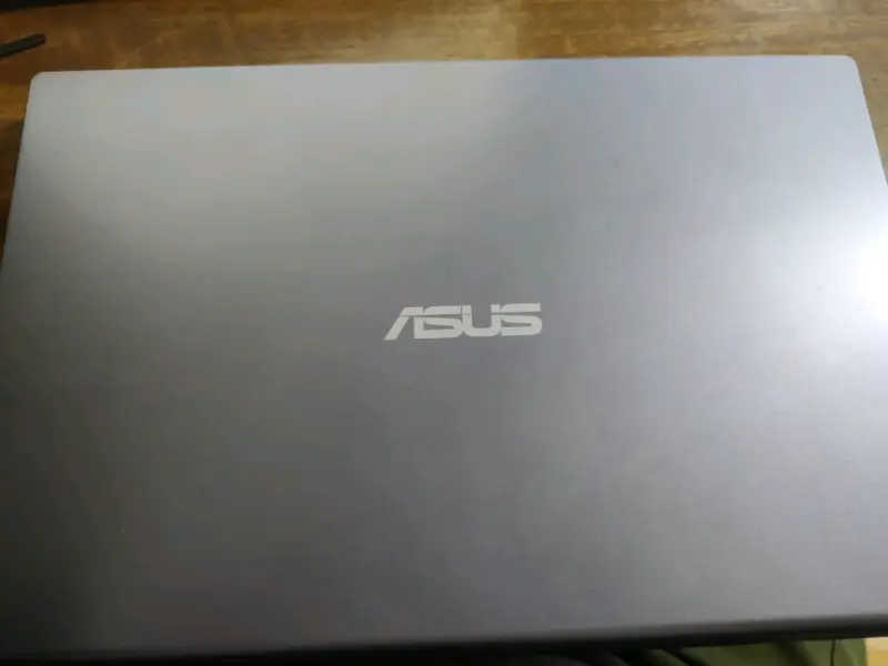Laptop ASUS con teclado numérico - 5