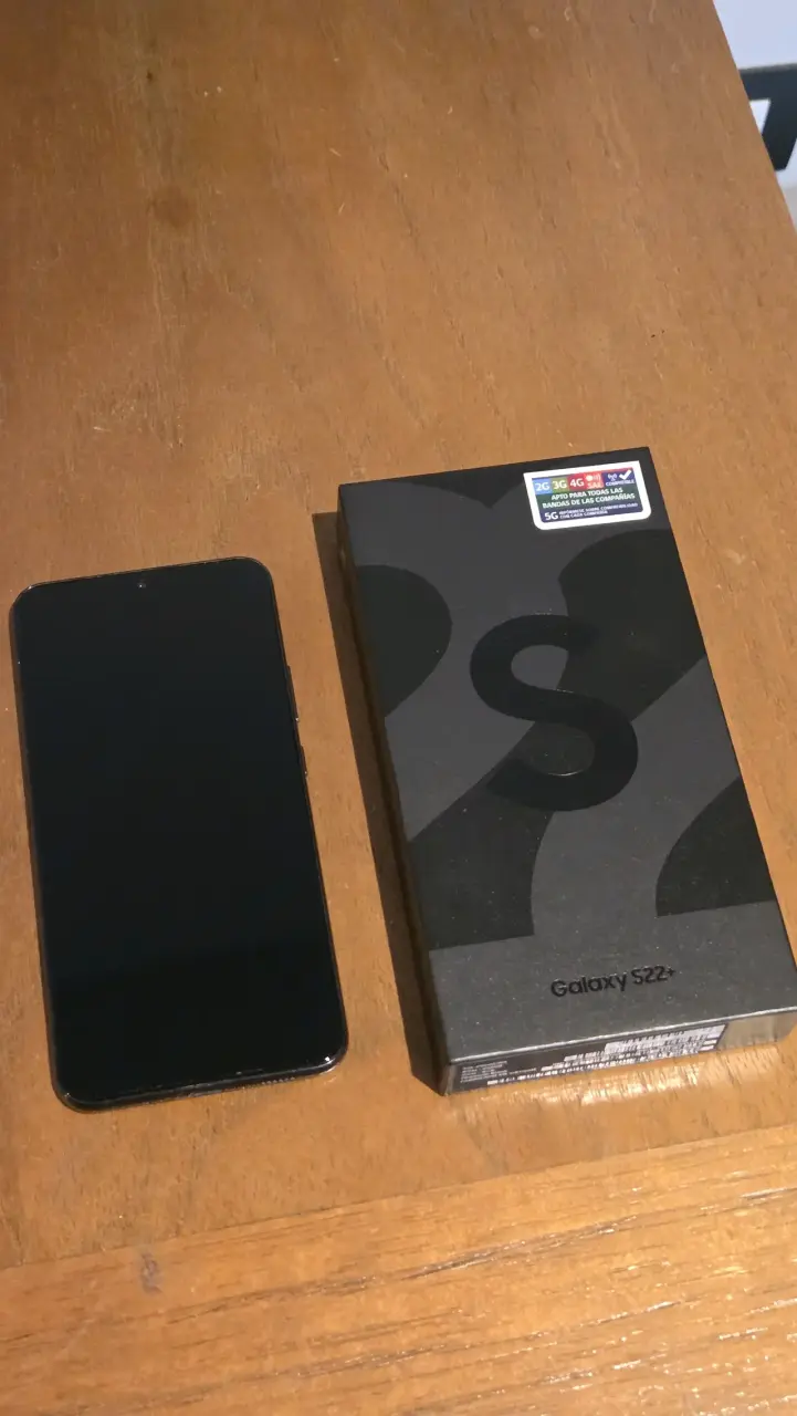 Smartphone Galaxy S22+ con caja - 1