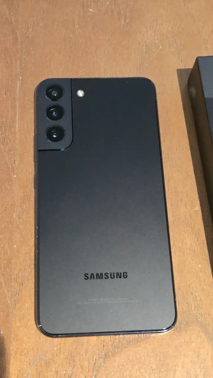 Smartphone Galaxy S22+ con caja - 3