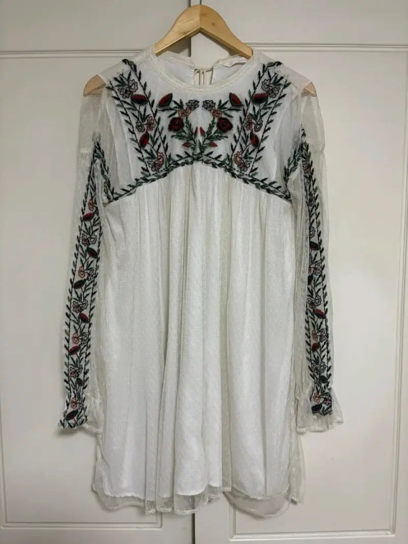 Vestido blanco bordado floral - 1