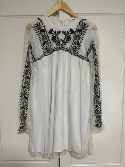 Vestido blanco bordado floral - miniatura 1