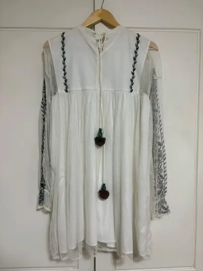 Vestido blanco bordado floral - miniatura 2