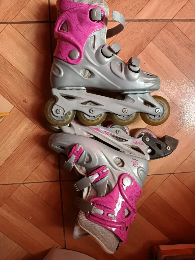 Patines en línea rosas y grises - 1