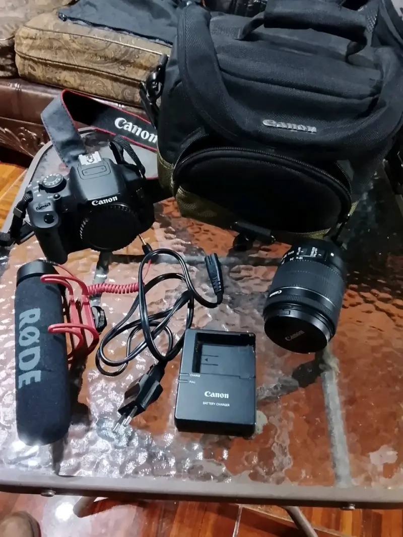 Cámara Canon con accesorios - 1