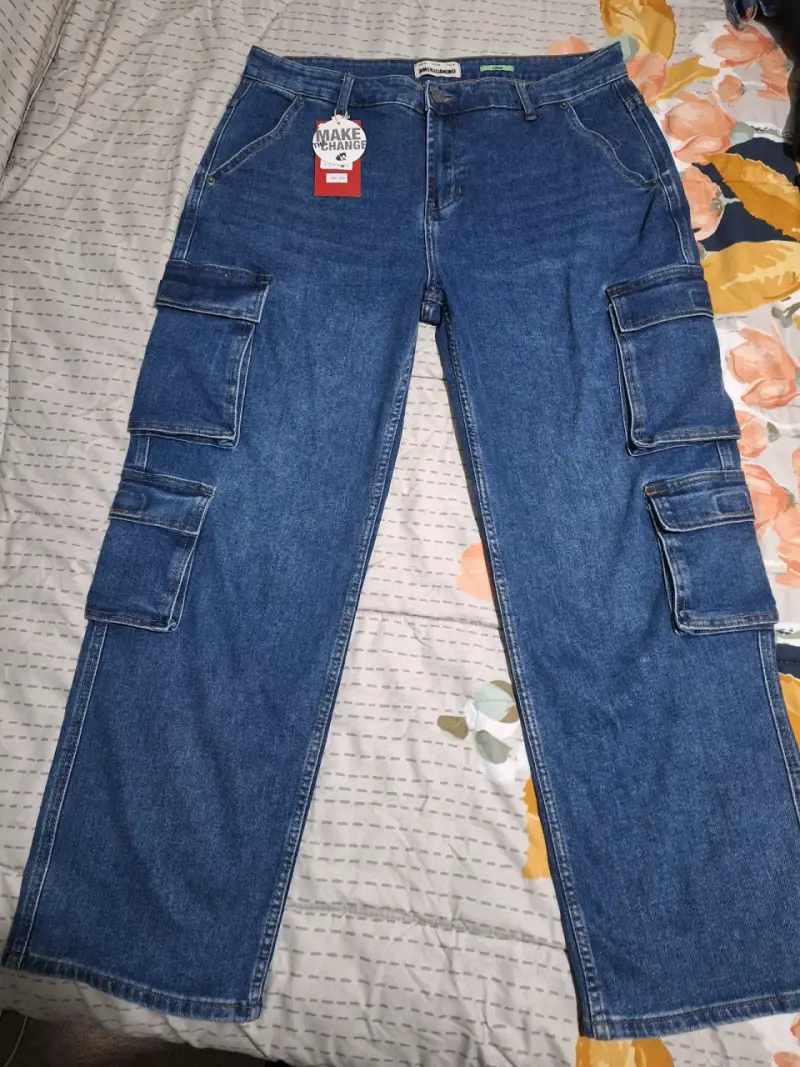 Jeans cargo azul con etiquetas - 1