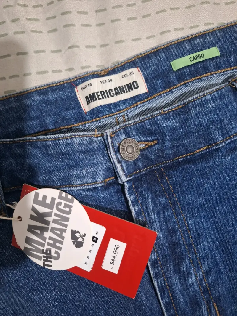 Jeans cargo azul con etiquetas - 2