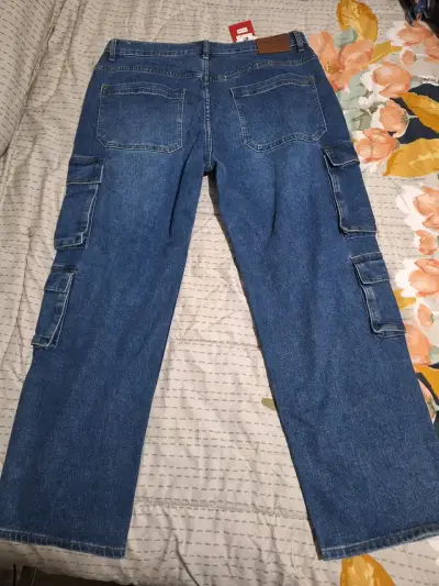 Jeans cargo azul con etiquetas - miniatura 3