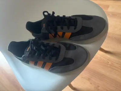 Zapatillas negras con detalles naranjas - miniatura 1
