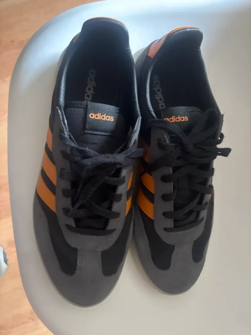 Zapatillas negras con detalles naranjas - 2