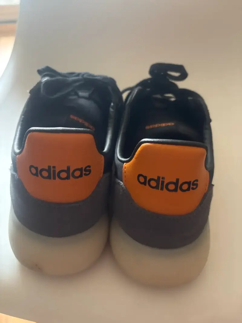 Zapatillas negras con detalles naranjas - 3