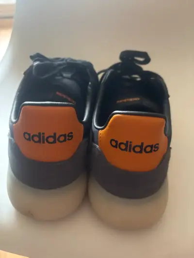 Zapatillas negras con detalles naranjas - miniatura 3