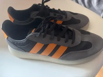 Zapatillas negras con detalles naranjas - miniatura 6
