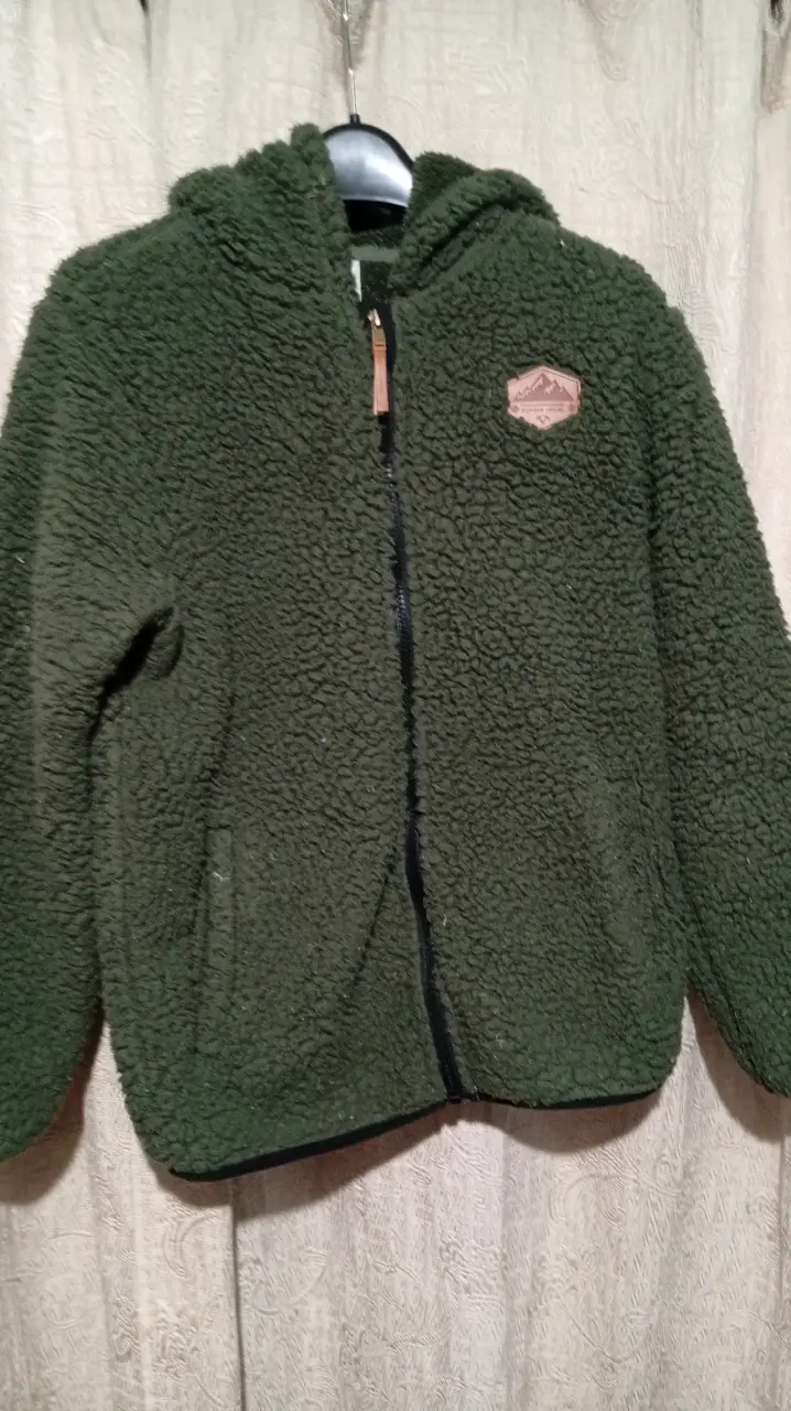 Chaqueta verde de lana con capucha