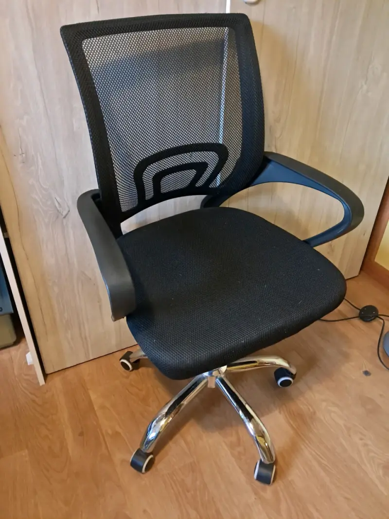 Silla de oficina ergonómica negra