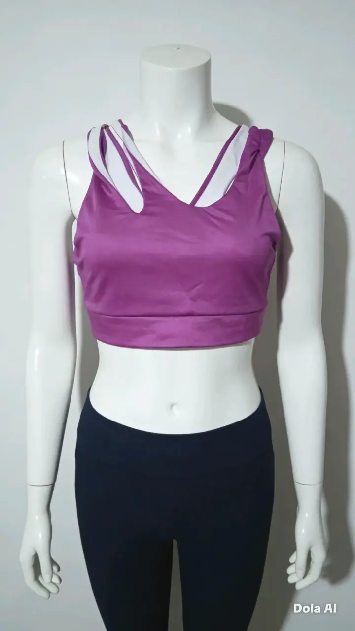 Top deportivo morado con tirantes