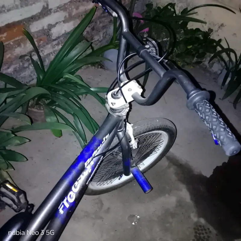 Bicicleta BMX negra y azul - 1