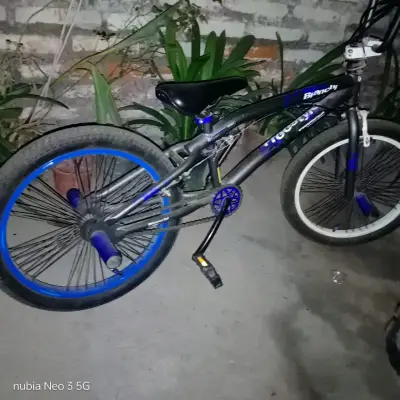 Bicicleta BMX negra y azul - miniatura 2