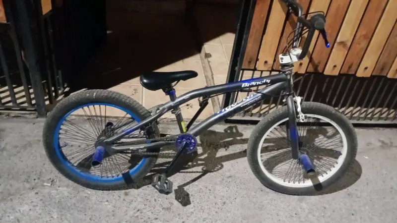 Bicicleta BMX negra y azul - 4