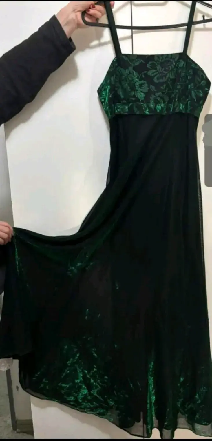 Vestido negro con detalles verdes