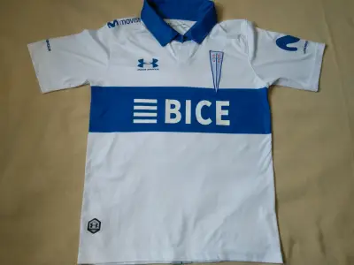 Camiseta fútbol Universidad Católica año 2021 - miniatura 1