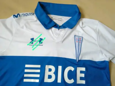 Camiseta fútbol Universidad Católica año 2021 - miniatura 2