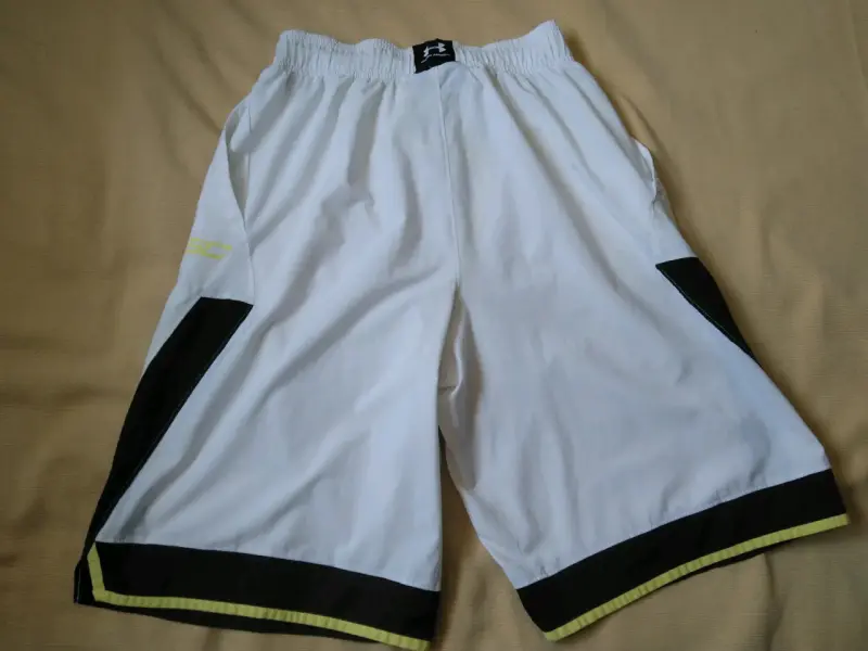 Short deportivo de hombre under armour - 3