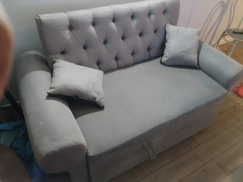 Sofá cama gris con almohadas - 1