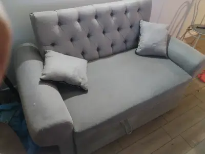 Sofá cama gris con almohadas - miniatura 1