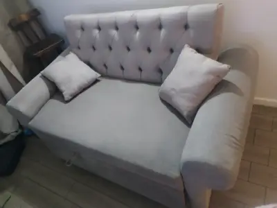 Sofá cama gris con almohadas - miniatura 2