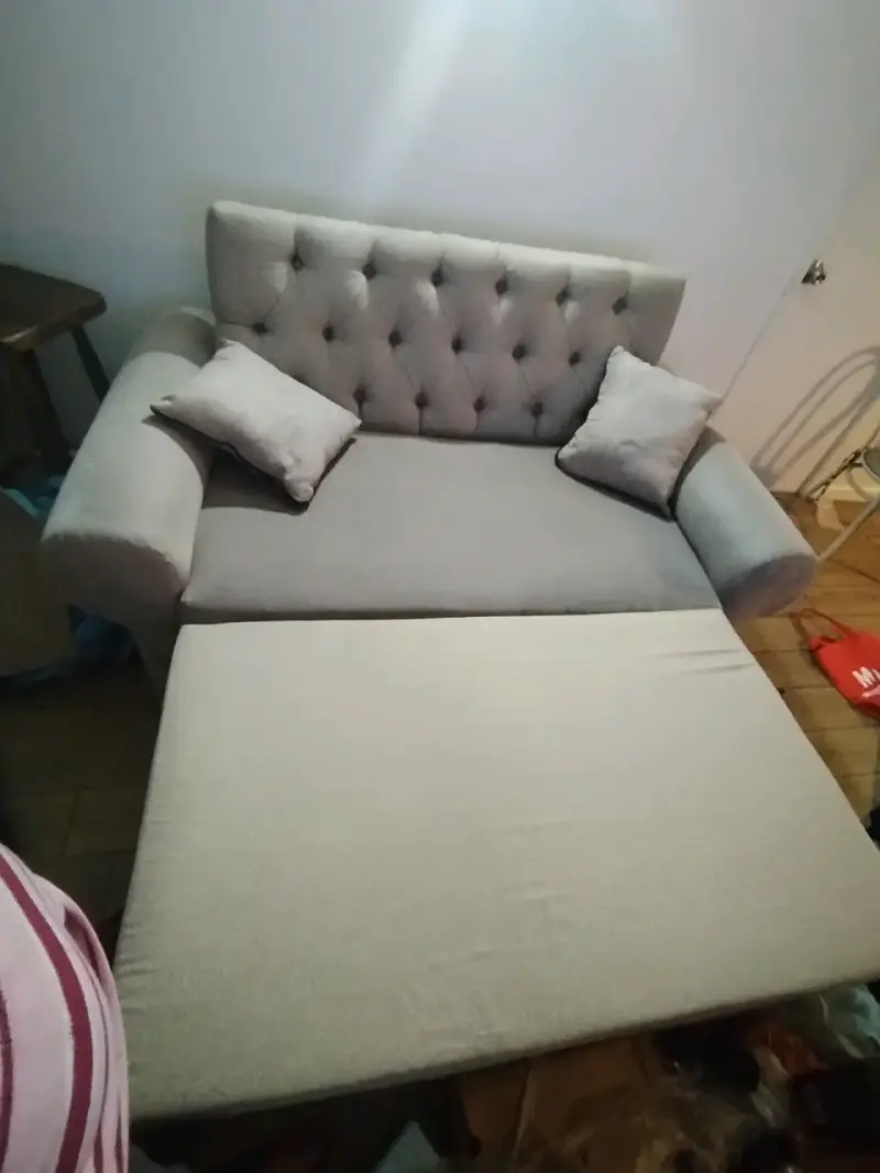 Sofá cama gris con almohadas - 3