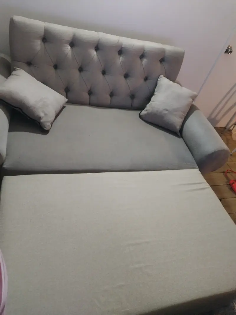 Sofá cama gris con almohadas - 4