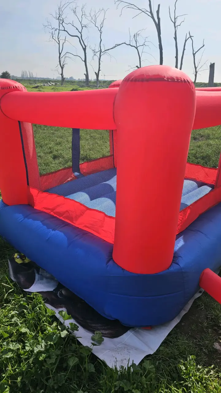 Castillo inflable rojo y azul - 1
