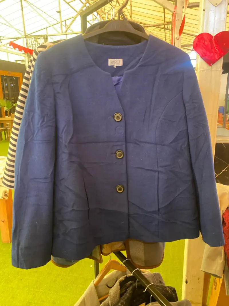 Chaqueta azul con botones - 1