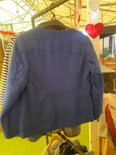 Chaqueta azul con botones - miniatura 2