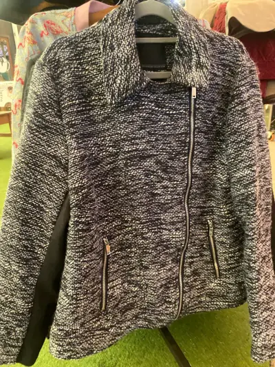 Chaqueta gris con cierre asimétrico - miniatura 1