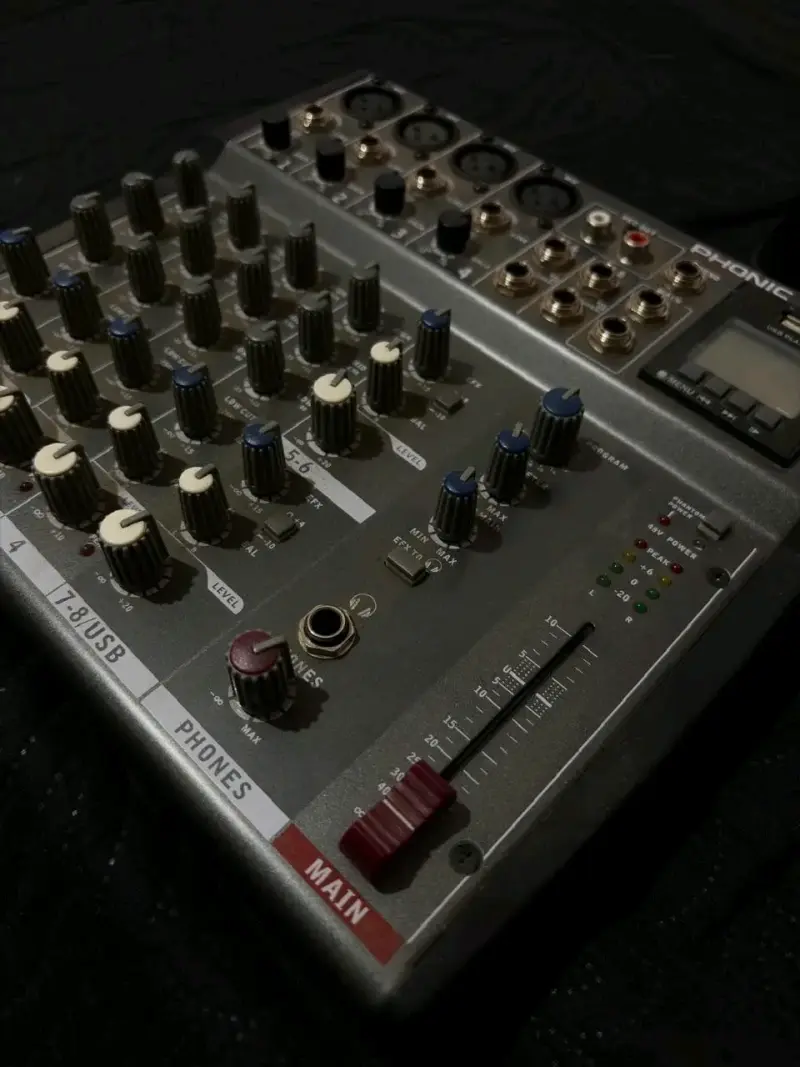 Mesa de mezclas Phonic - 1