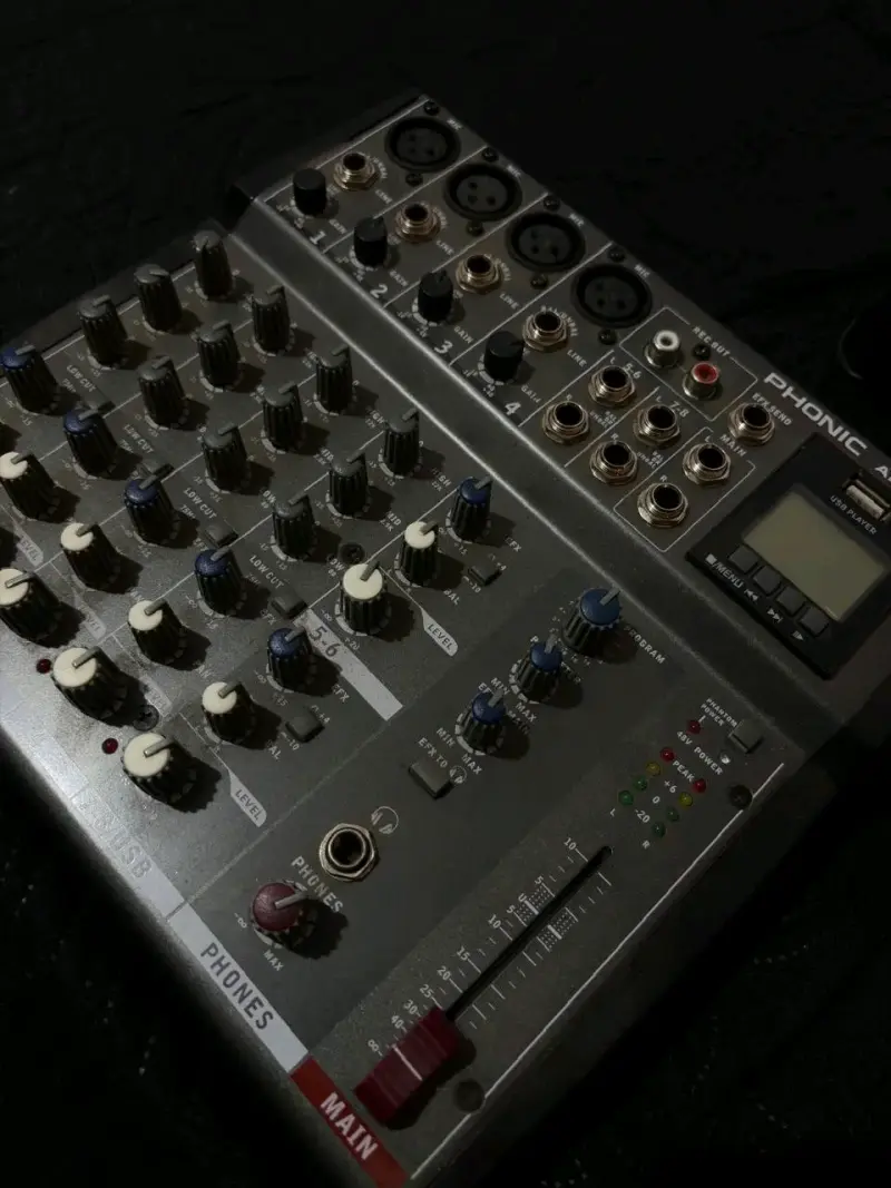 Mesa de mezclas Phonic - 2