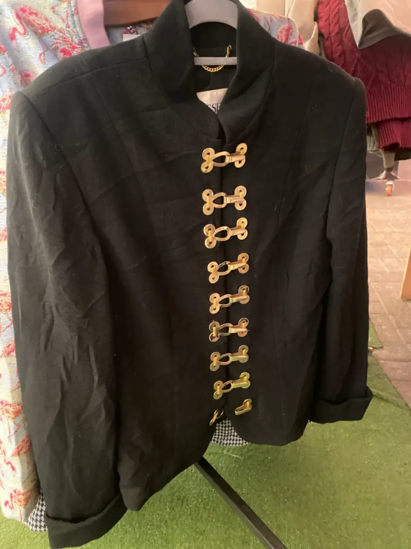 Chaqueta negra elegante con broches dorados - 1