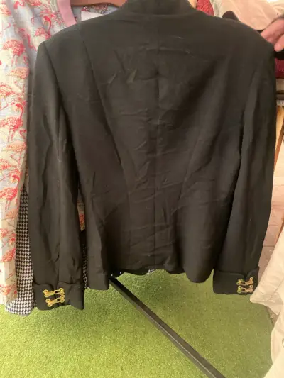 Chaqueta negra elegante con broches dorados - miniatura 2