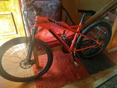 Bicicleta de montaña naranja - miniatura 2