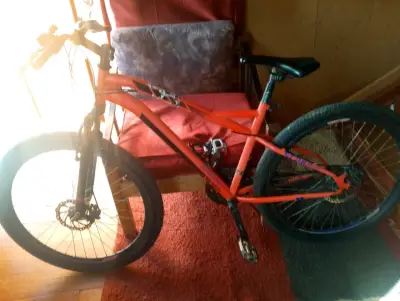 Bicicleta de montaña naranja - miniatura 3