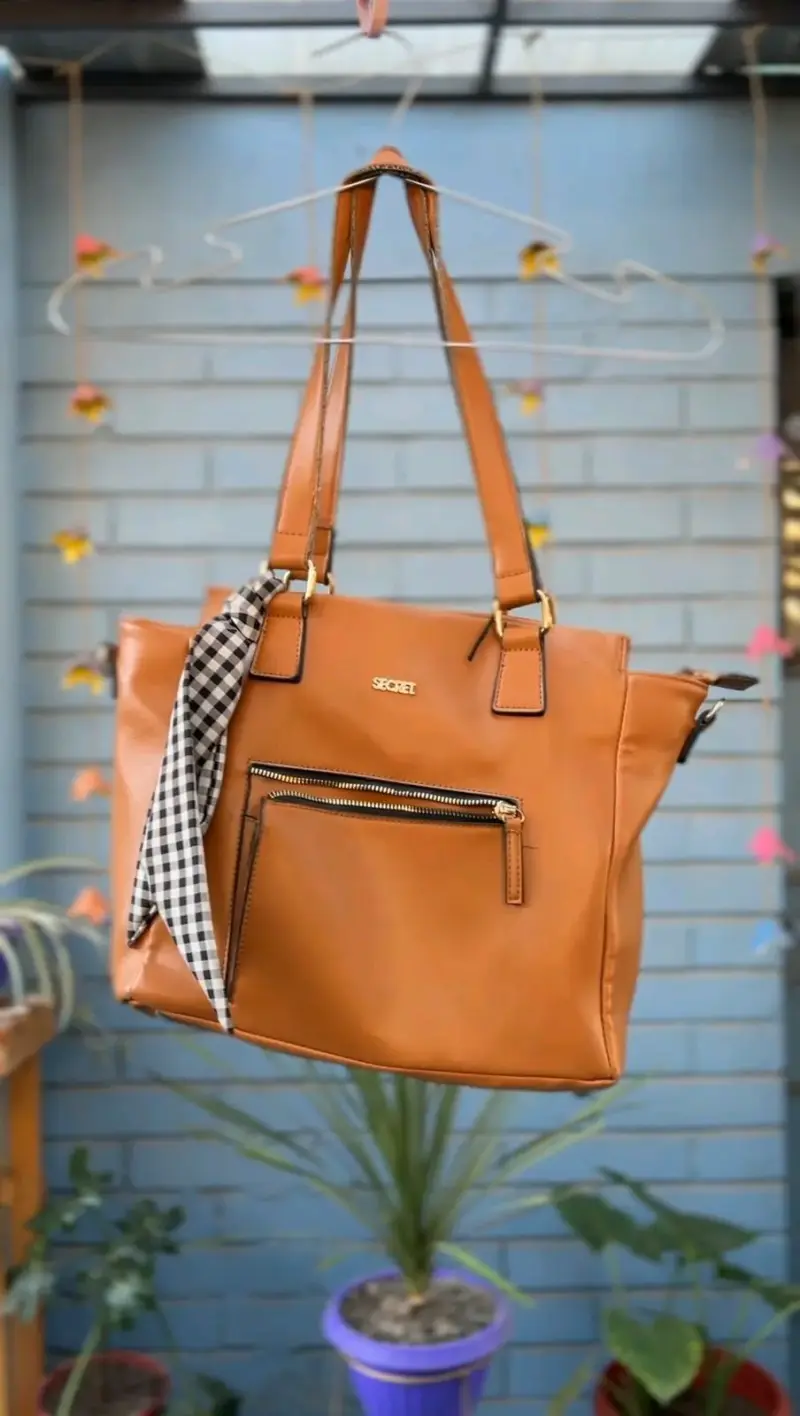 Cartera marrón con pañuelo - 1