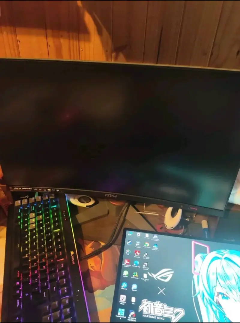 Monitor MSI 24 pulgadas Gamer Curvo - 1