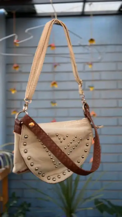 Cartera beige con tachas - miniatura 1