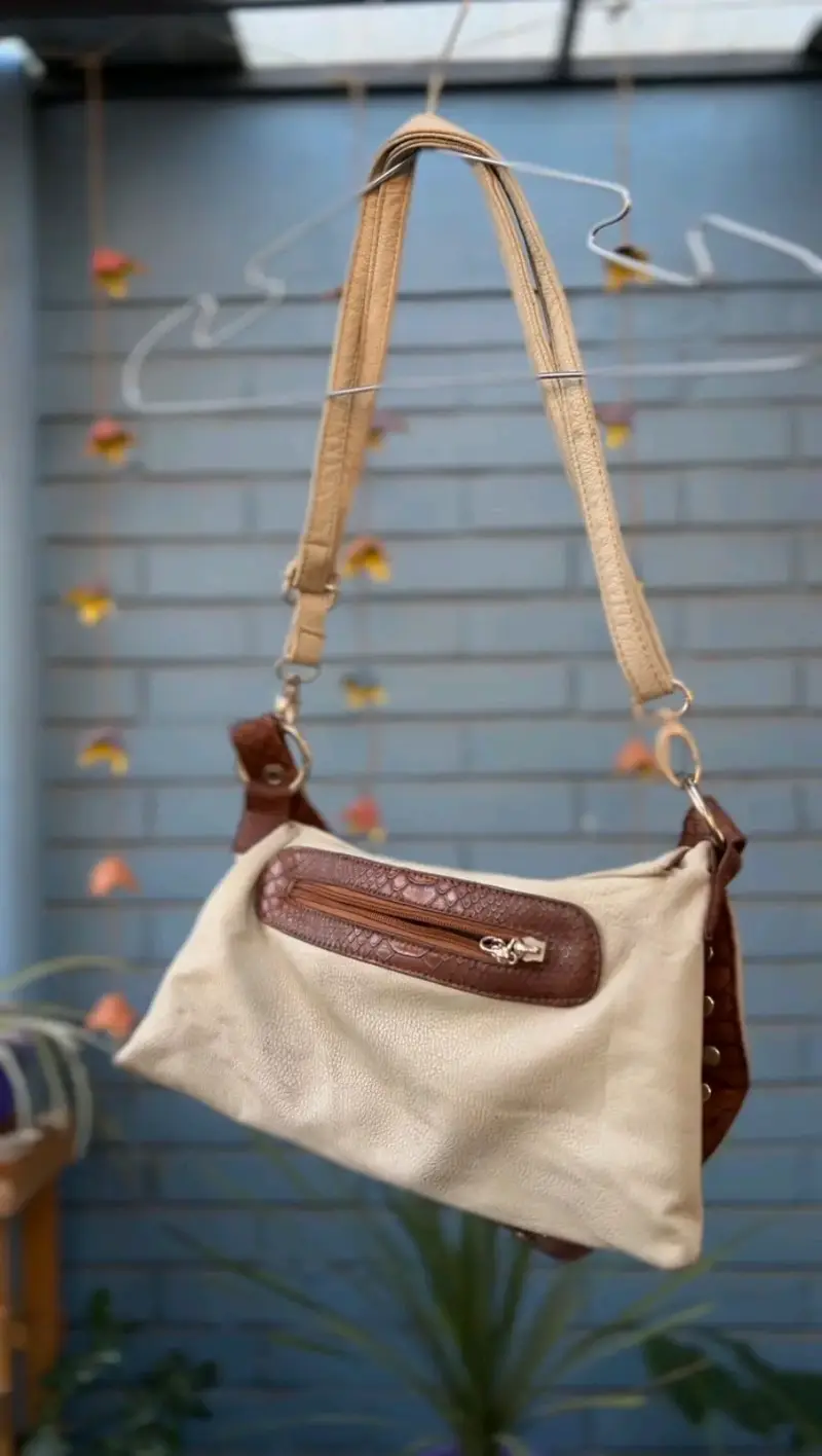 Cartera beige con tachas - 2