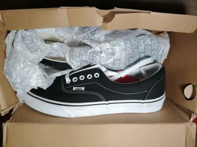 Zapatillas negras Vans en caja nuevas - miniatura 1
