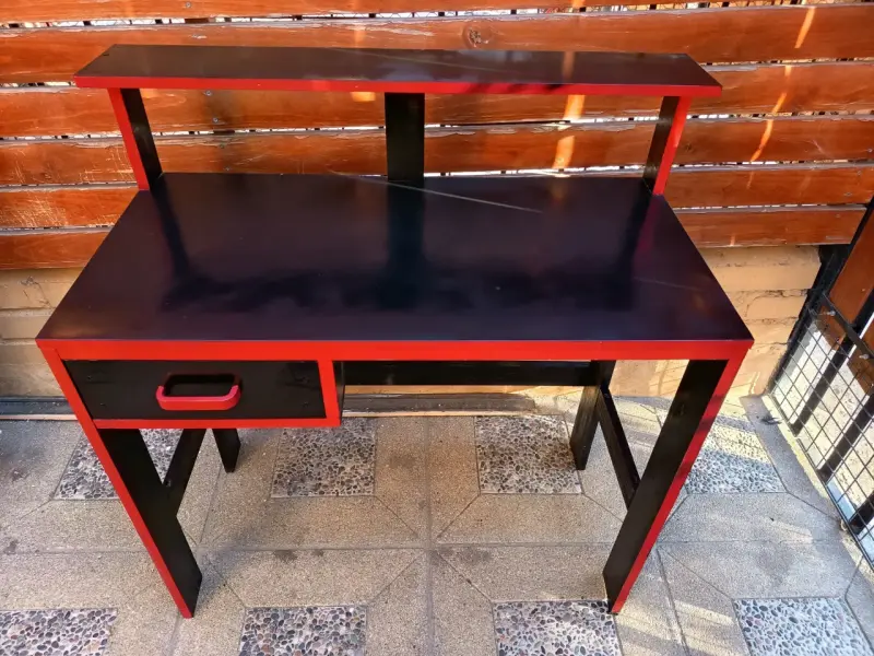 Escritorio negro con rojo