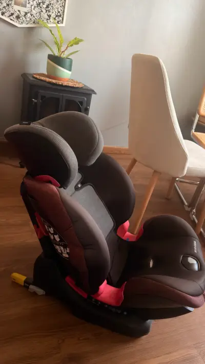Silla de auto gris para niños - miniatura 1