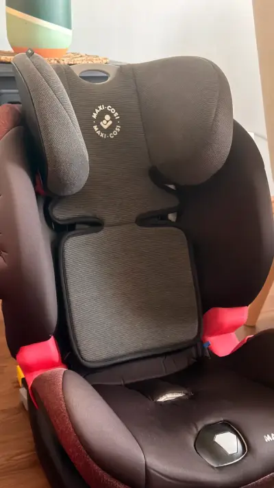 Silla de auto gris para niños - miniatura 3